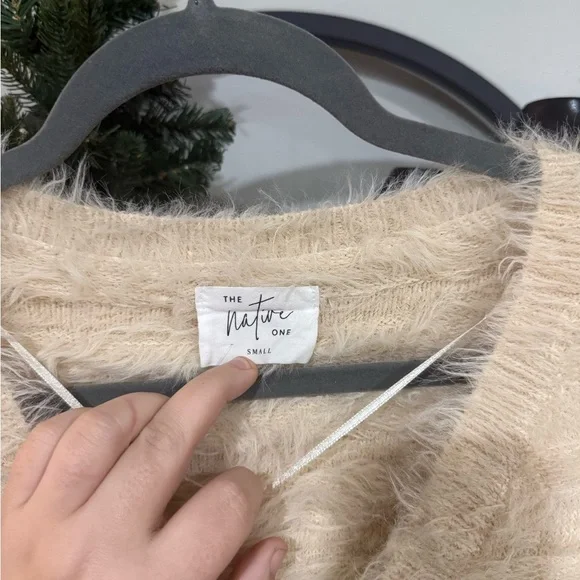 The native one Elegant Cream Fuzzy V-Neck cropped Sweater size small - Picture 4 of 7